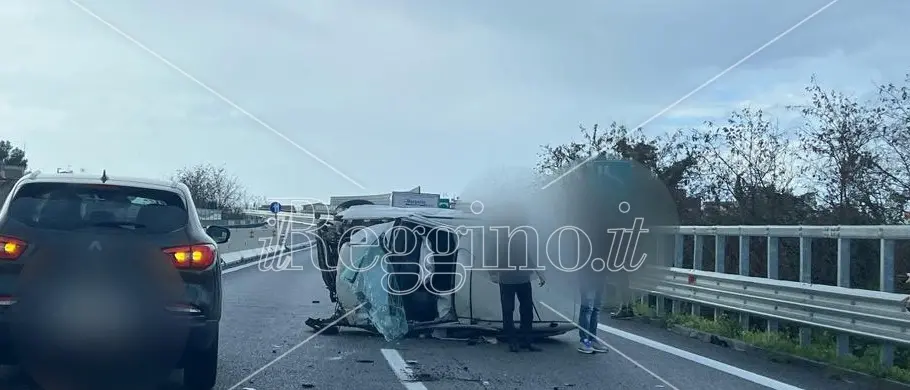 Reggio, auto si ribalta in autostrada: traffico rallentato