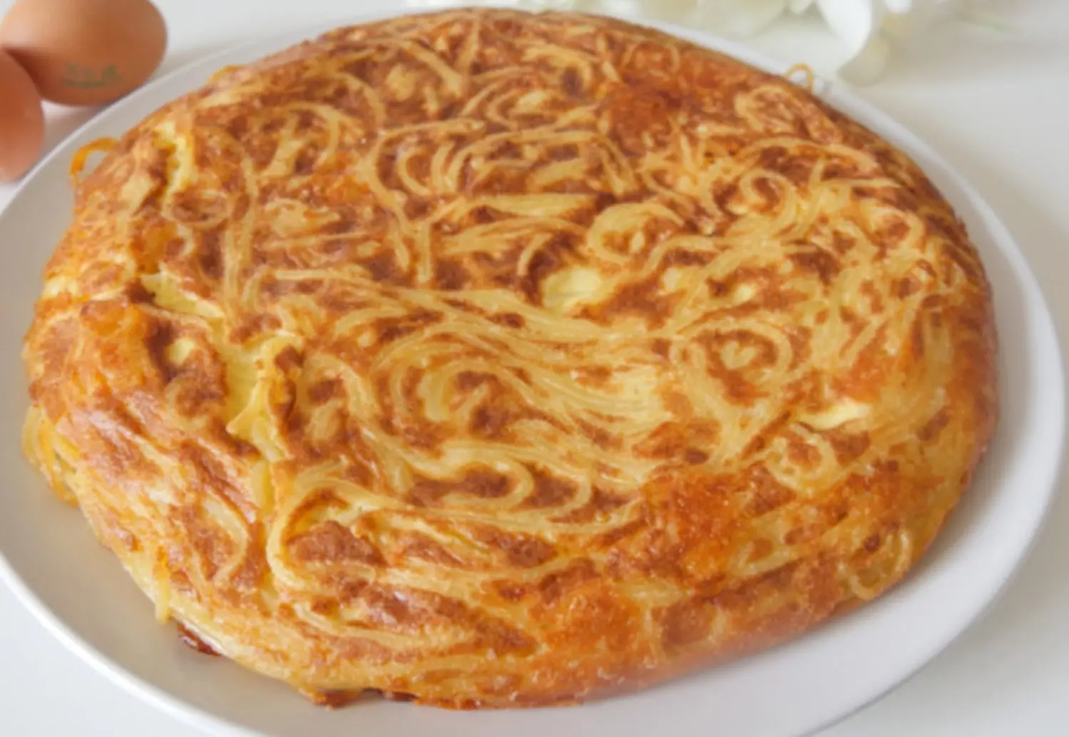 LA RICETTA DEL GIORNO | Frittata di spaghetti: un piatto unico, gustoso e anti-spreco