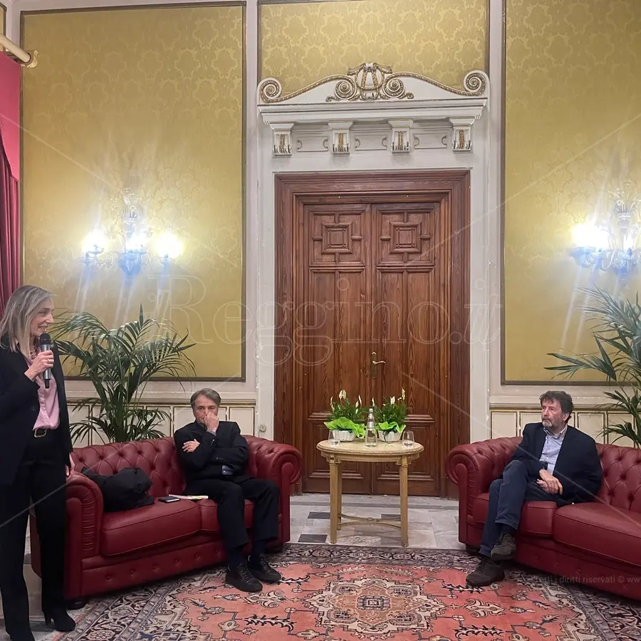 Le lotte dei braccianti, l’antifascismo e l’amore che vince l’odio politico: a Reggio Dario Franceschini presenta “Aqua e tera” - VIDEO