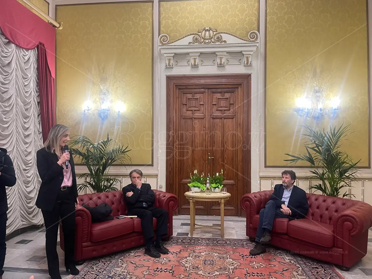 Le lotte dei braccianti, l’antifascismo e l’amore che vince l’odio politico: a Reggio Dario Franceschini presenta “Aqua e tera” - VIDEO