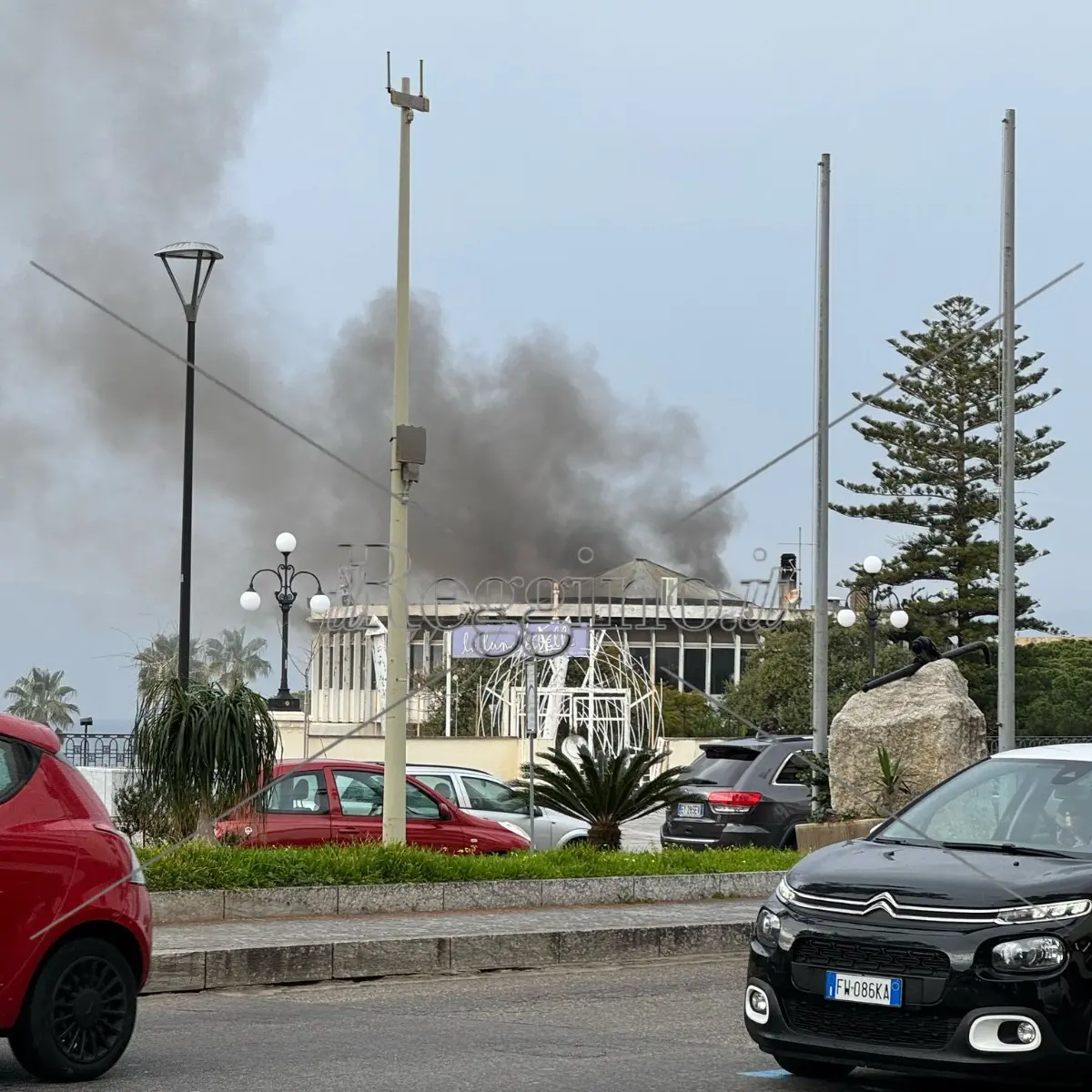 Reggio, Torre Nervi in preda al degrado e agli incendi: ancora nessun finanziamento per riqualificarla - FOTO