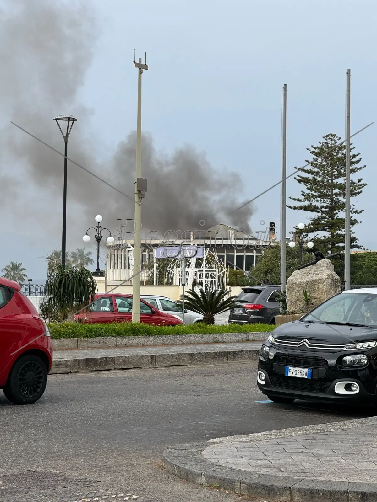 Reggio, Torre Nervi in preda al degrado e agli incendi: ancora nessun finanziamento per riqualificarla - FOTO