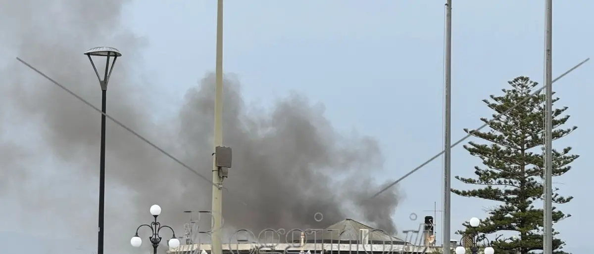 Reggio, Torre Nervi in preda al degrado e agli incendi: ancora nessun finanziamento per riqualificarla - FOTO