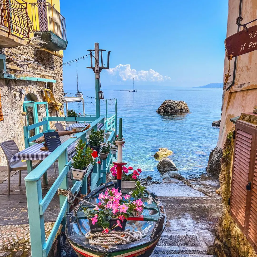 LA FOTO DEL GIORNO | Chianalea di Scilla, il borgo dove il mare entra nelle case