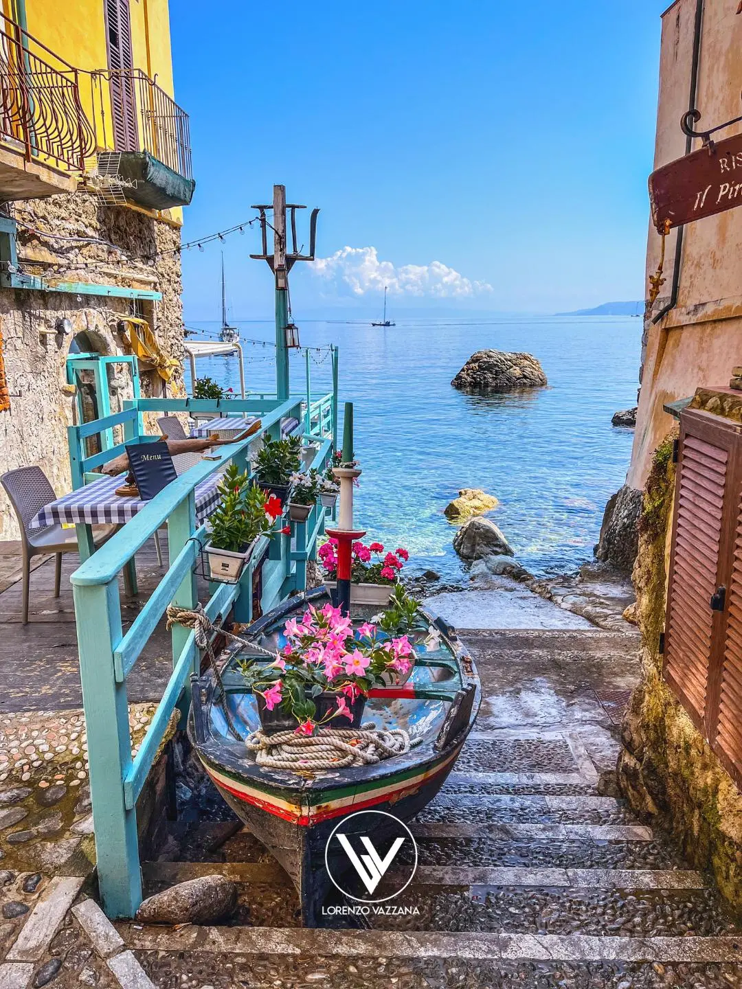 LA FOTO DEL GIORNO | Chianalea di Scilla, il borgo dove il mare entra nelle case