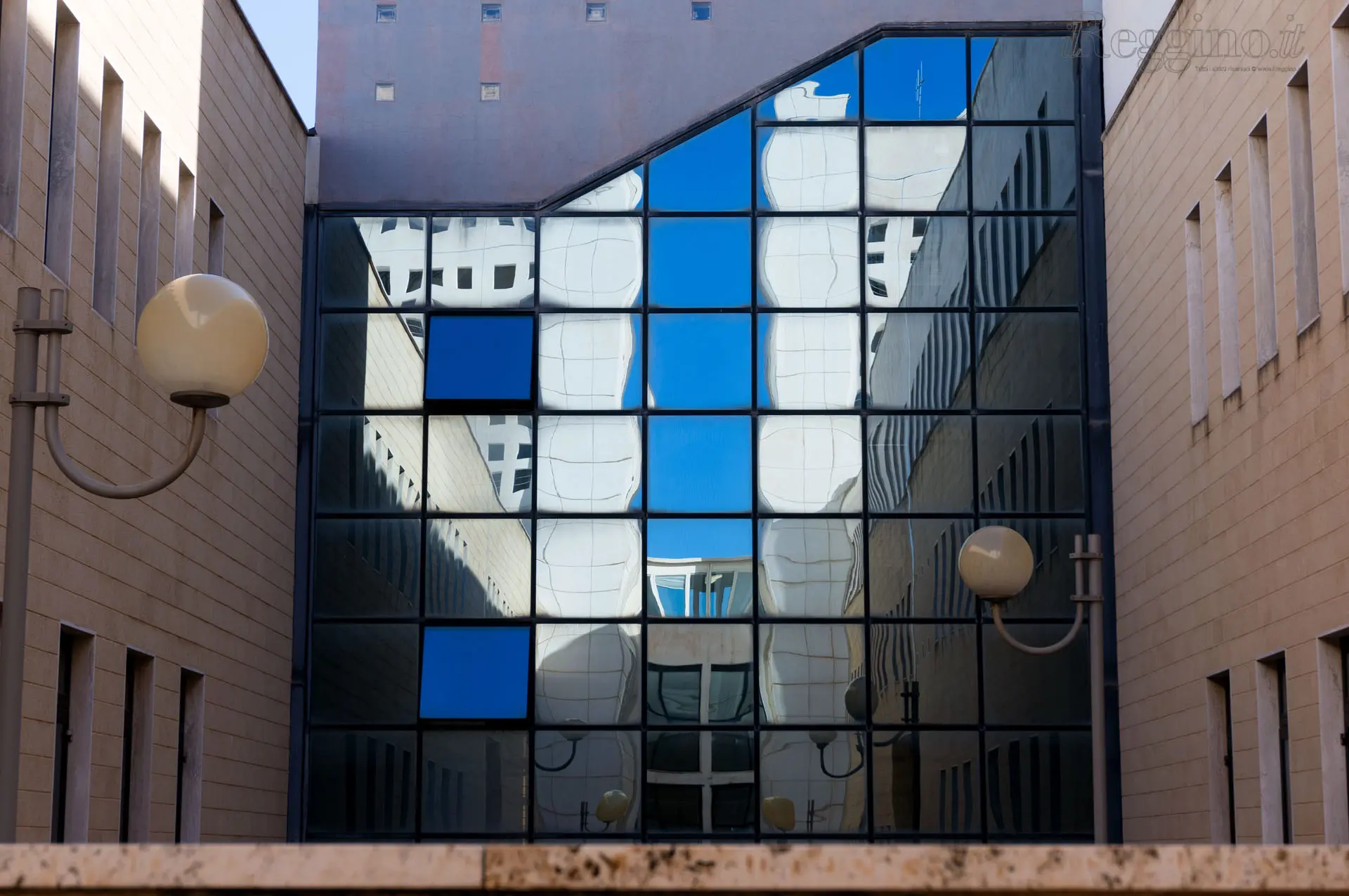 RIFLESSIONI DISTORTE