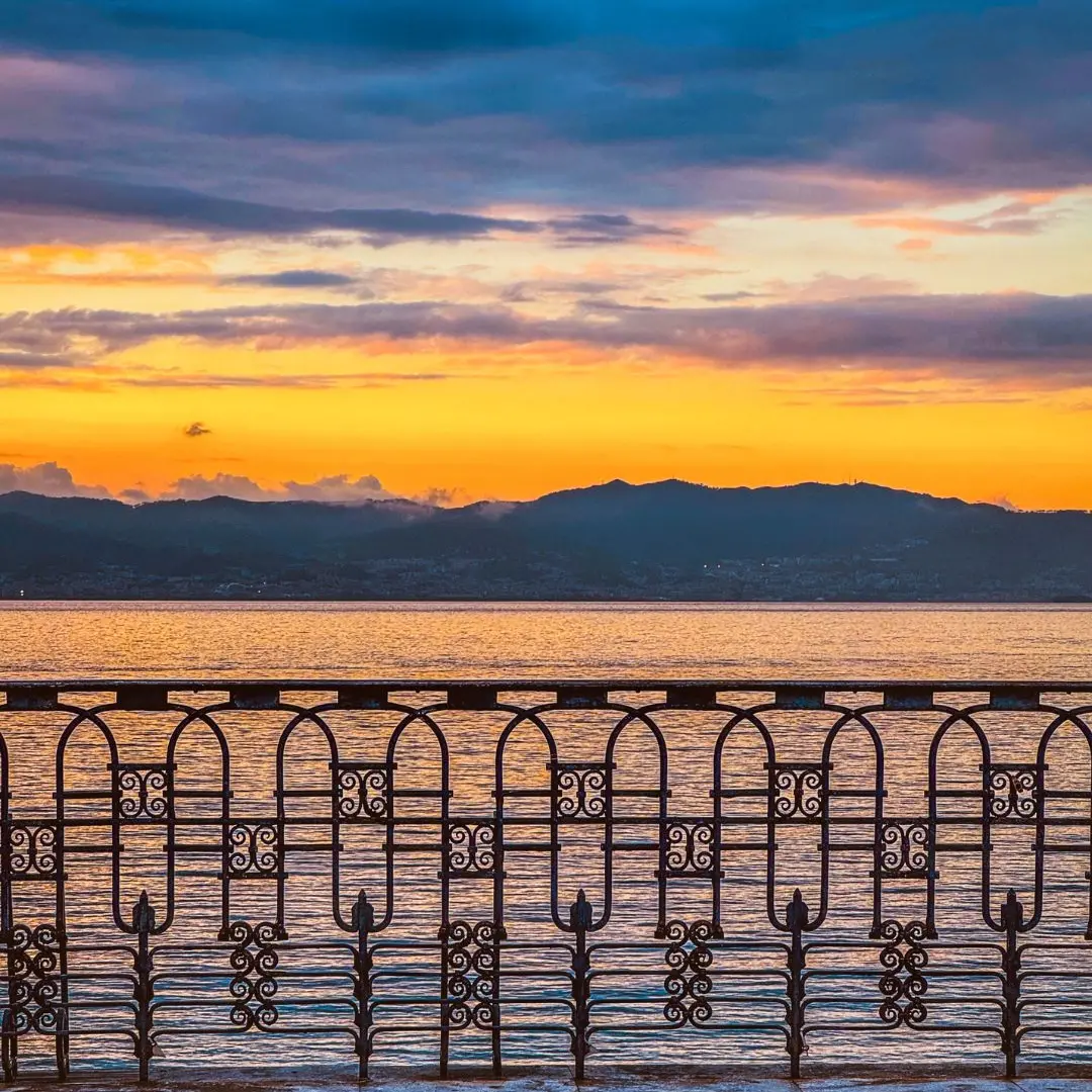 LA FOTO DEL GIORNO | Il tramonto sullo Stretto: quando il cielo diventa poesia