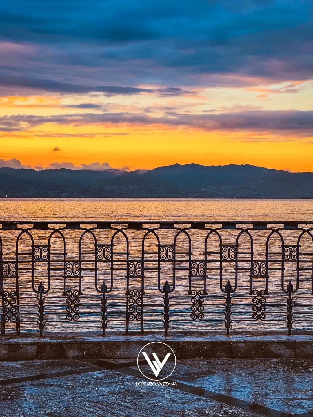 LA FOTO DEL GIORNO | Il tramonto sullo Stretto: quando il cielo diventa poesia