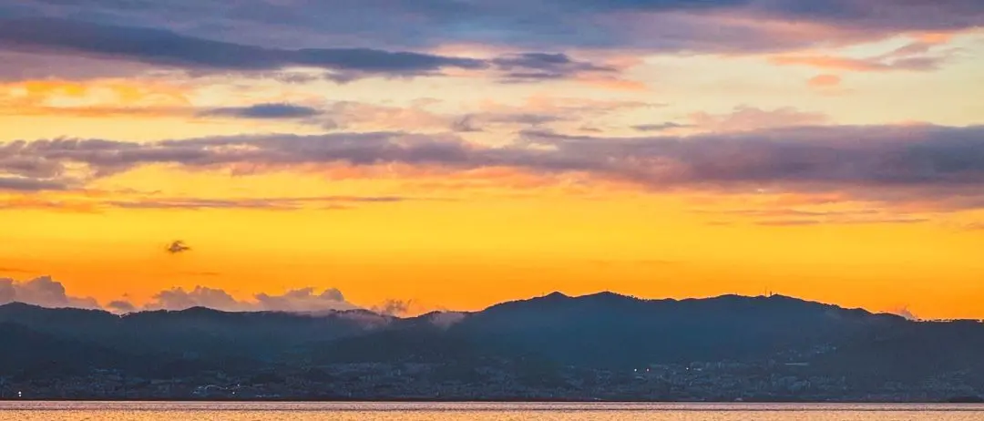 LA FOTO DEL GIORNO | Il tramonto sullo Stretto: quando il cielo diventa poesia