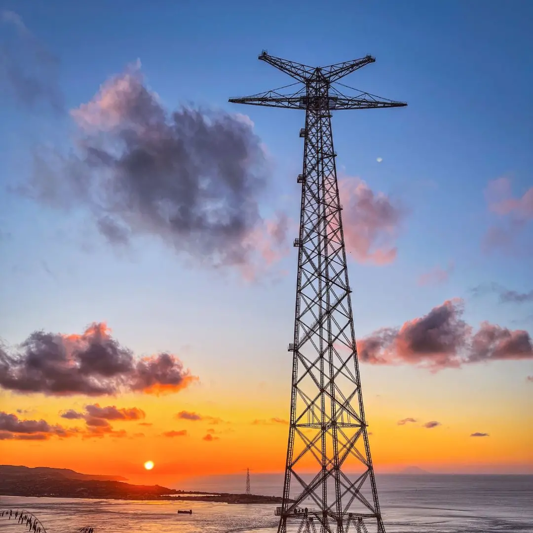 LA FOTO DEL GIORNO | Il Pilone di Santa Trada, il gigante di ferro che sfida il tramonto