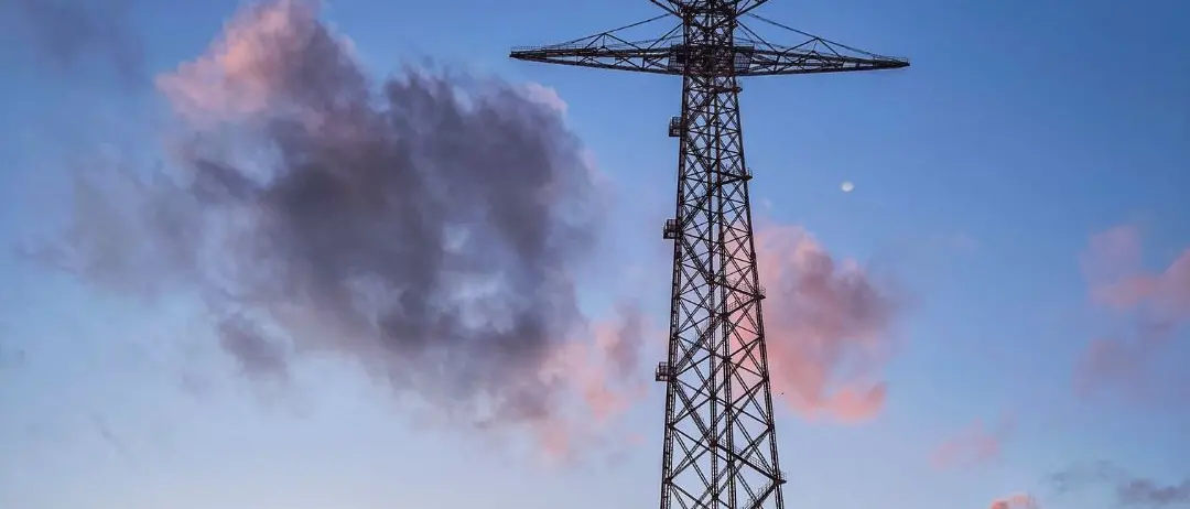 LA FOTO DEL GIORNO | Il Pilone di Santa Trada, il gigante di ferro che sfida il tramonto