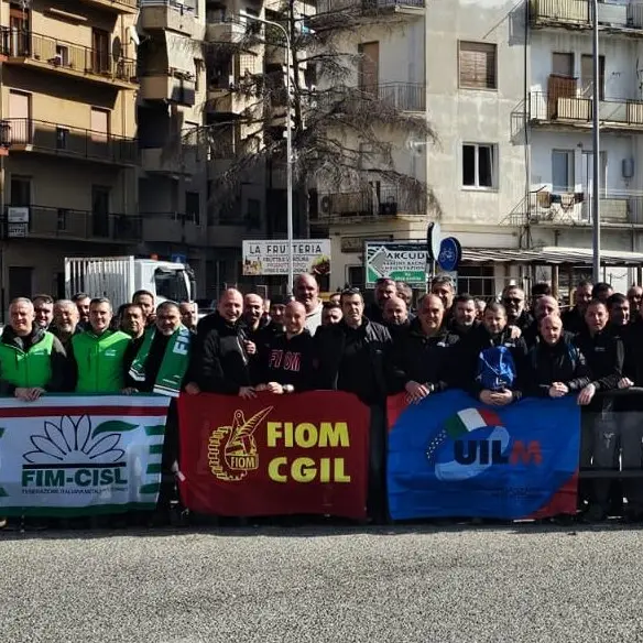 Reggio, i metalmeccanici di Hitachi nuovamente in piazza per il rinnovo del contratto