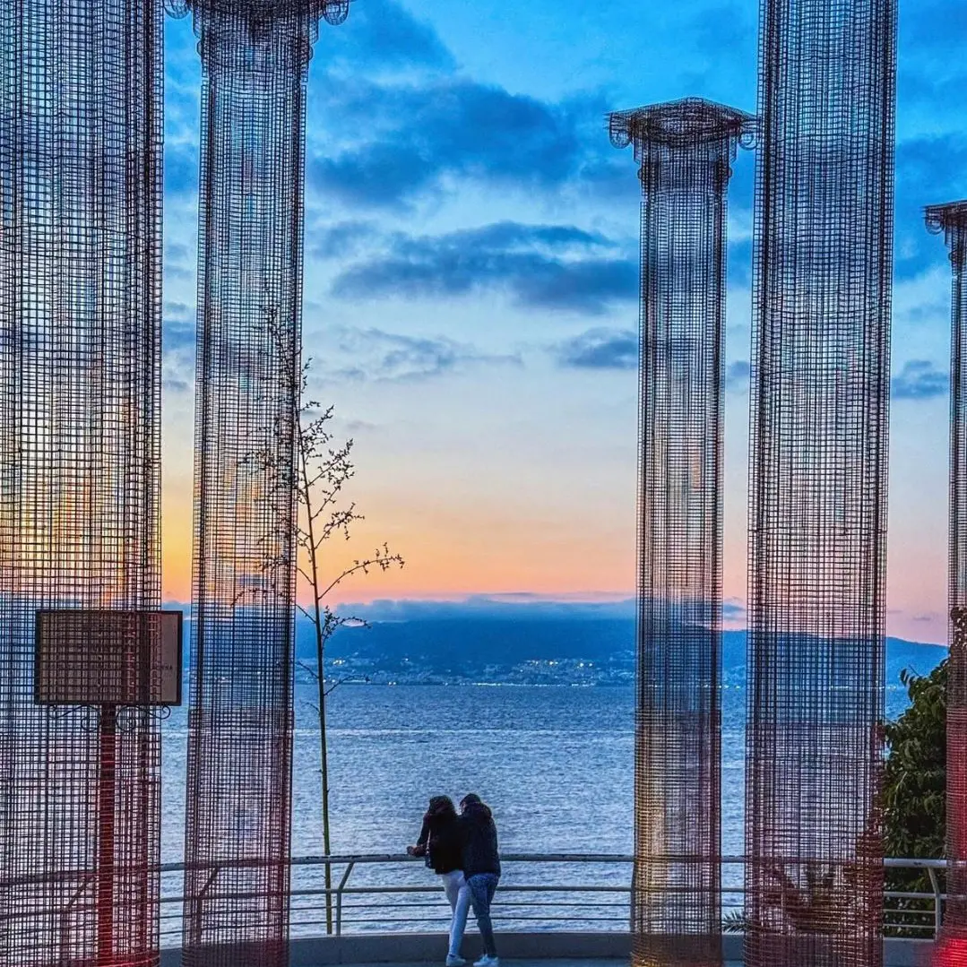 LA FOTO DEL GIORNO | Colonne di luce tra cielo e mare nel tempo sospeso sullo Stretto