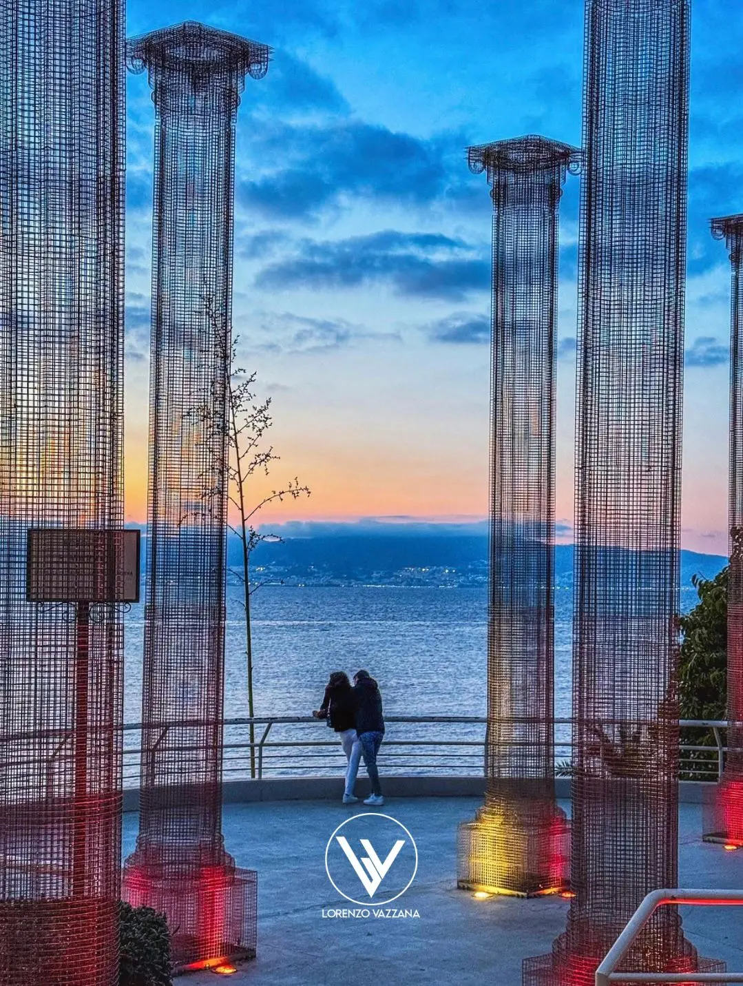 LA FOTO DEL GIORNO | Colonne di luce tra cielo e mare nel tempo sospeso sullo Stretto