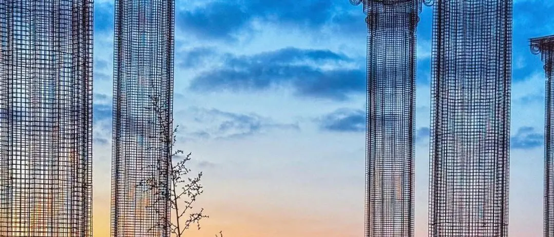 LA FOTO DEL GIORNO | Colonne di luce tra cielo e mare nel tempo sospeso sullo Stretto