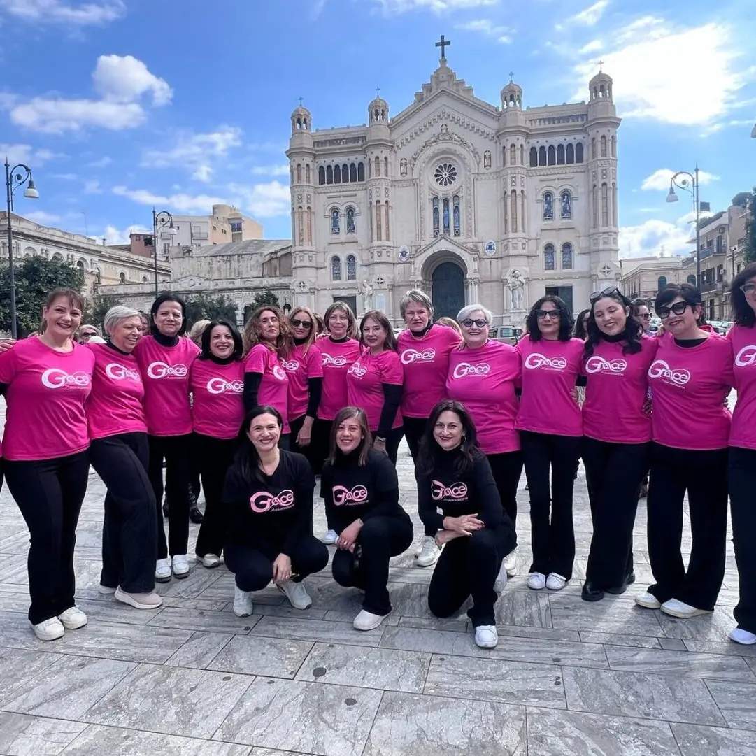 Reggio, un flash mob per celebrare la resilienza femminile: le donne di Grace vanno in passerella - FOTO e VIDEO