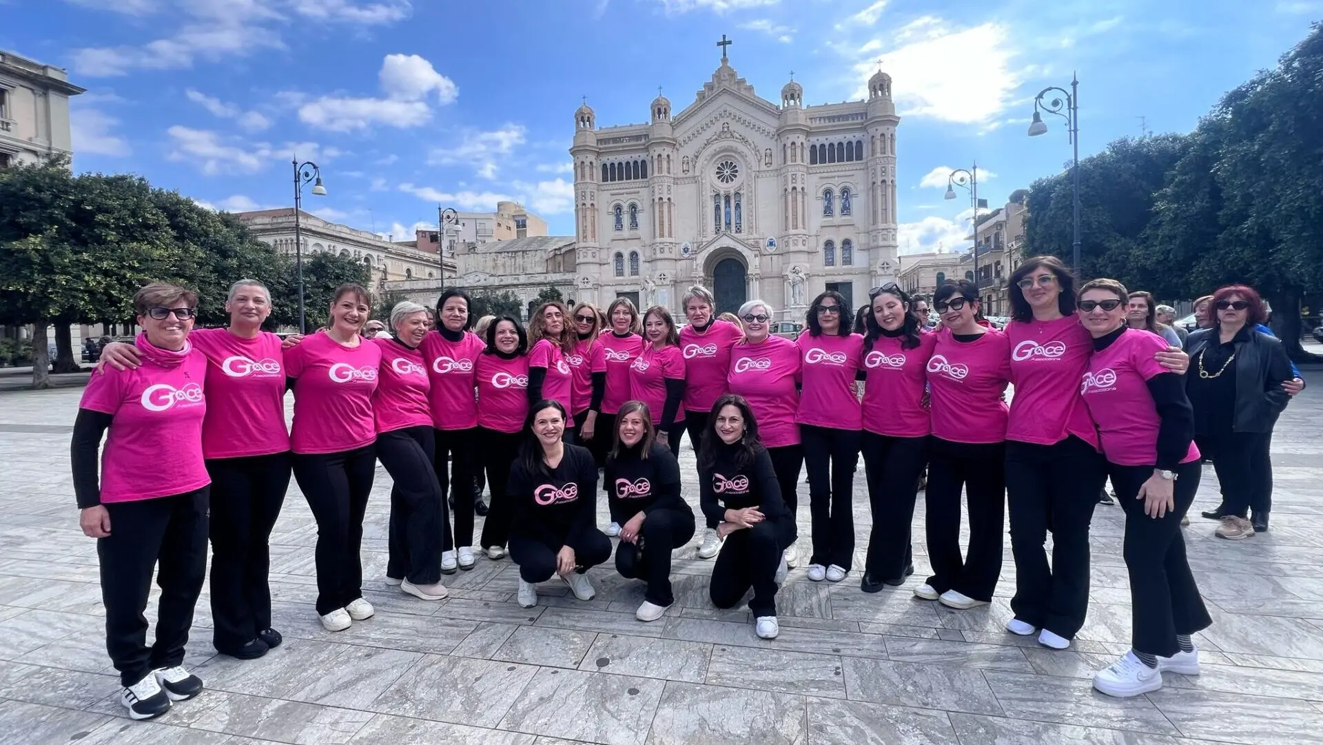 Reggio, un flash mob per celebrare la resilienza femminile: le donne di Grace vanno in passerella - FOTO e VIDEO