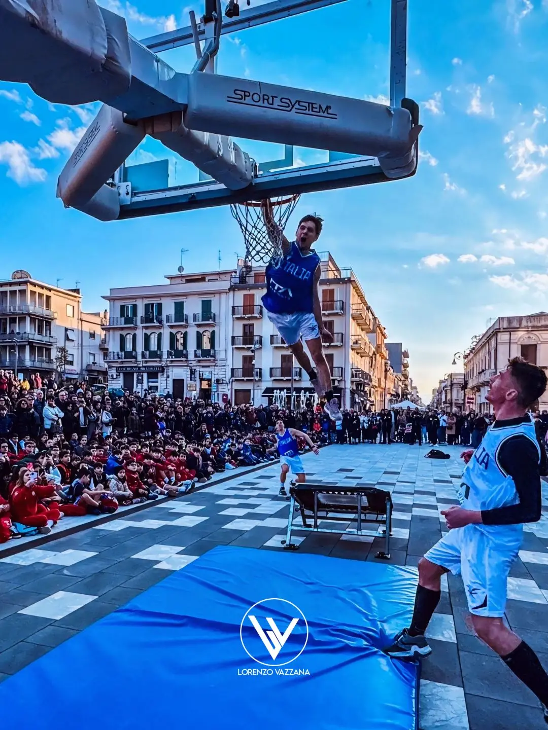 LA FOTO DEL GIORNO | Il sogno in volo: quando il basket diventa magia