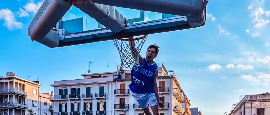 LA FOTO DEL GIORNO | Il sogno in volo: quando il basket diventa magia
