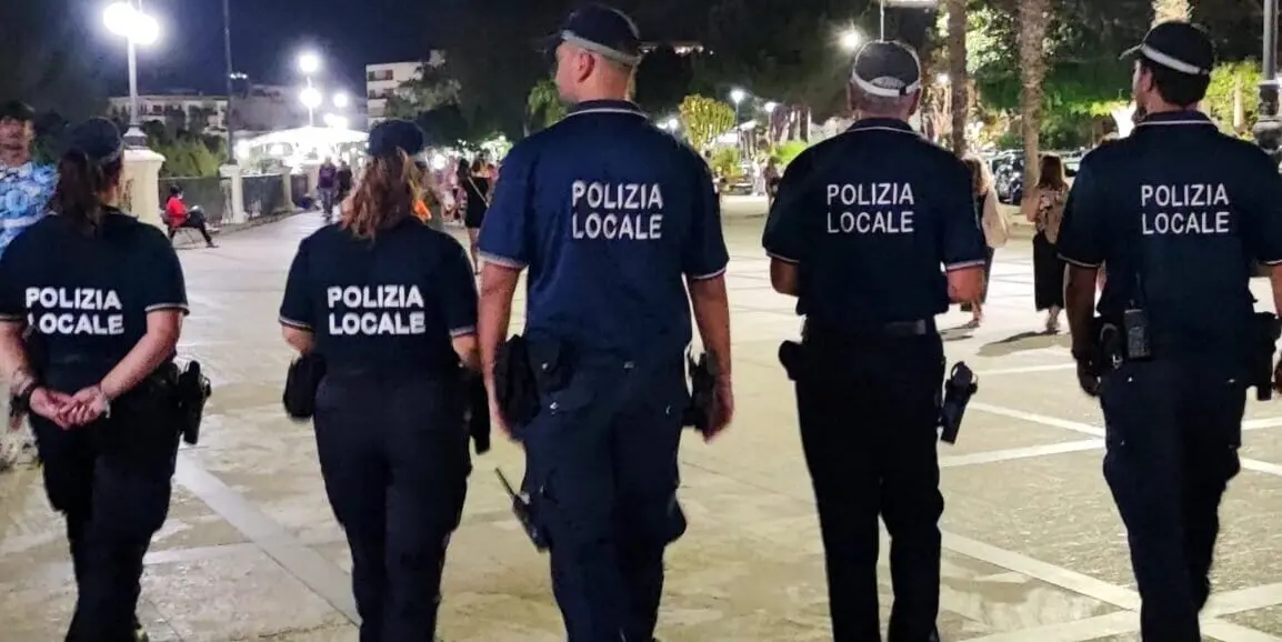 Reggio, bloccano bus per quasi un’ora: la Polizia Locale li denuncia per interruzione di pubblico servizio