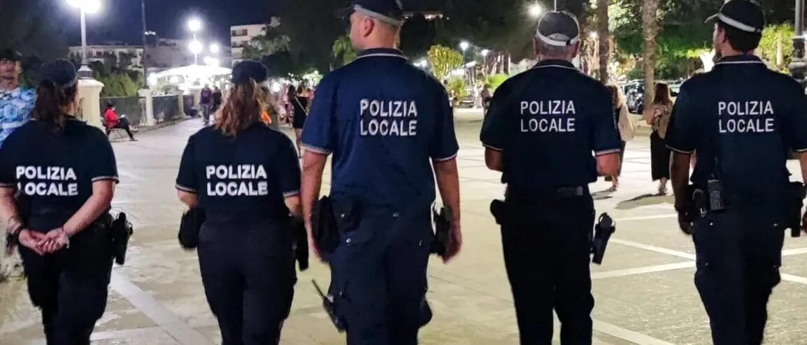 Reggio, bloccano bus per quasi un’ora: la Polizia Locale li denuncia per interruzione di pubblico servizio