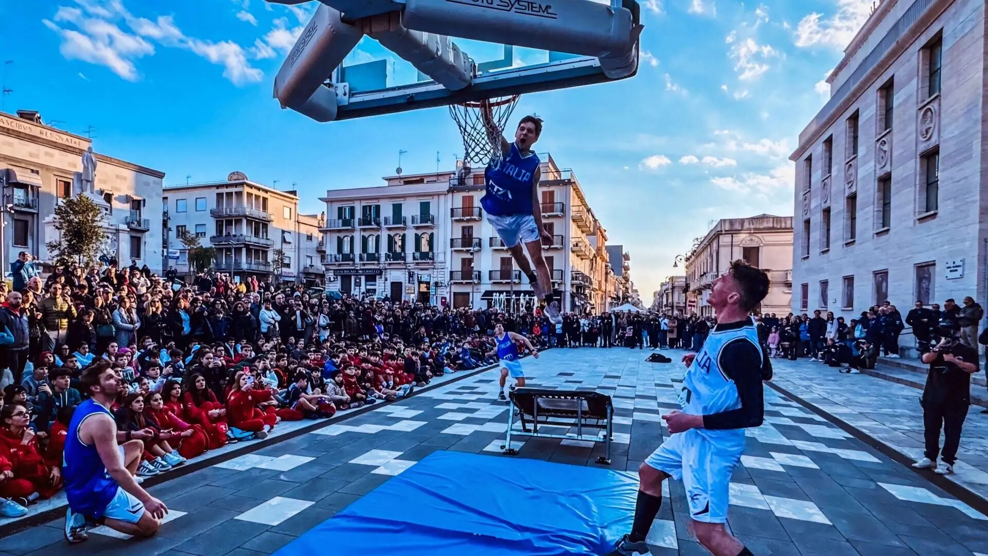 Reggio Calabria ritrova la grande passione per il basket: la Nazionale pronta ad infuocare il PalaCalafiore. E' la notte del grande ritorno - VIDEO