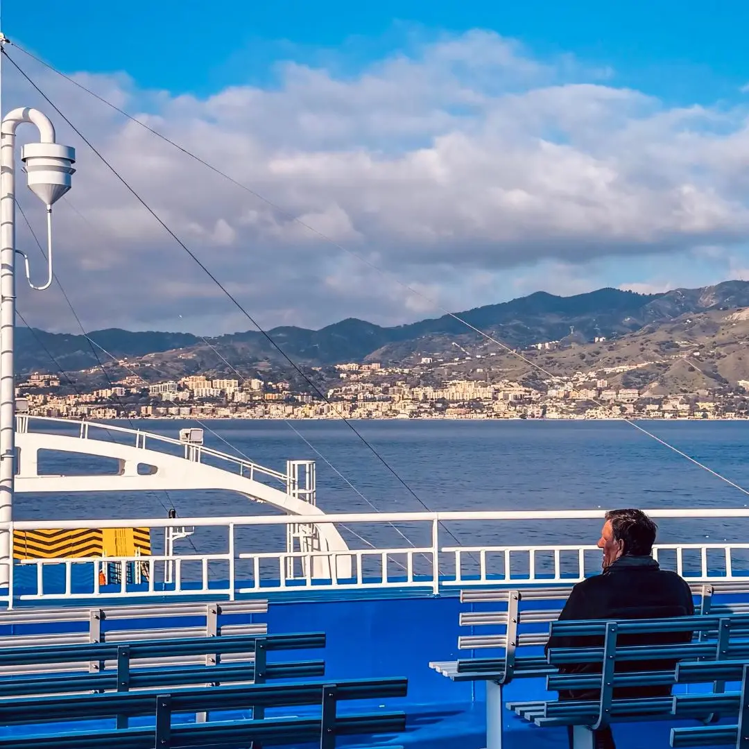 LA FOTO DEL GIORNO | Lo Stretto e l’attesa, il viaggio tra due mondi