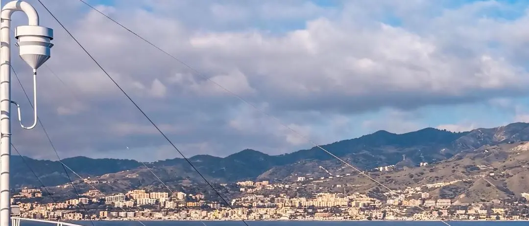 LA FOTO DEL GIORNO | Lo Stretto e l’attesa, il viaggio tra due mondi