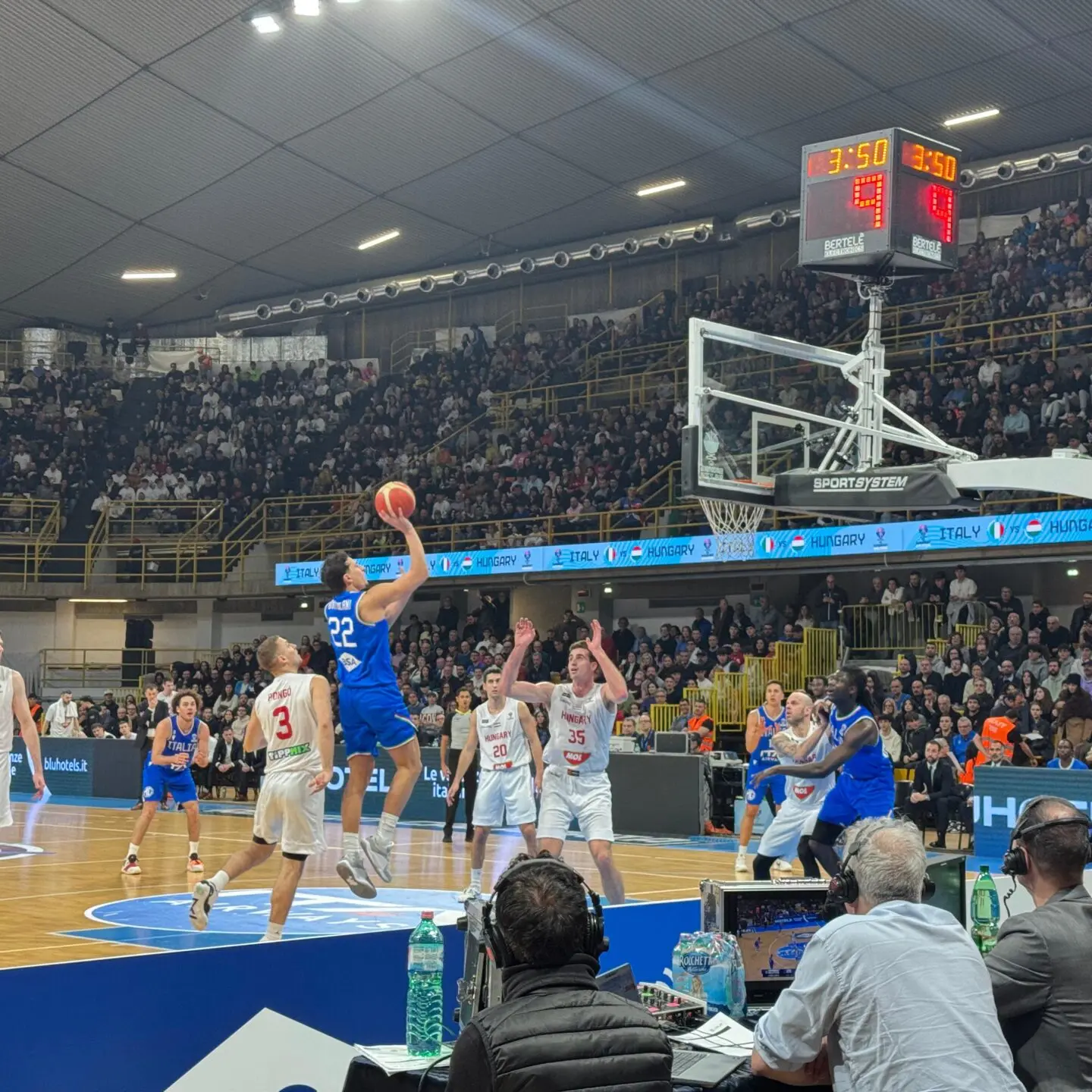 L'Ungheria corsara al Palacalafiore di Reggio, Italia battuta 67-71