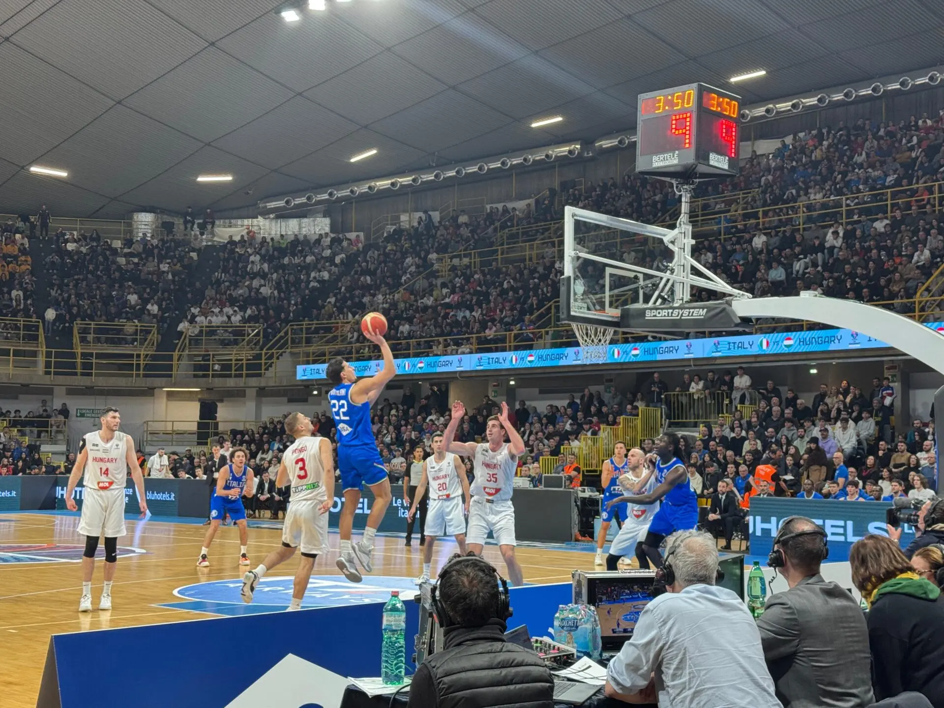 L'Ungheria corsara al Palacalafiore di Reggio, Italia battuta 67-71