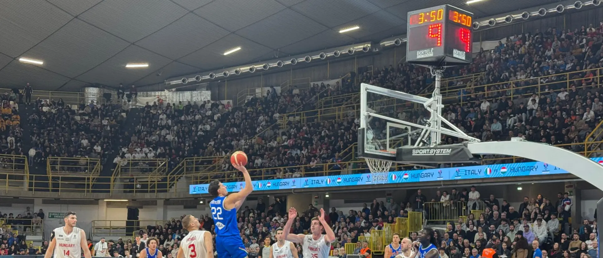 L'Ungheria corsara al Palacalafiore di Reggio, Italia battuta 67-71