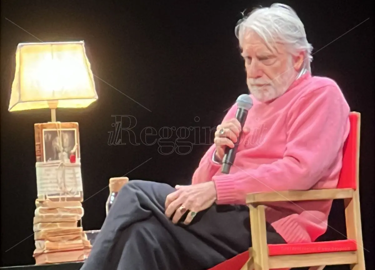 La bellezza e le sfide della giovinezza: Paolo Crepet incanta il Teatro Cilea e celebra Reggio Calabria - FOTO