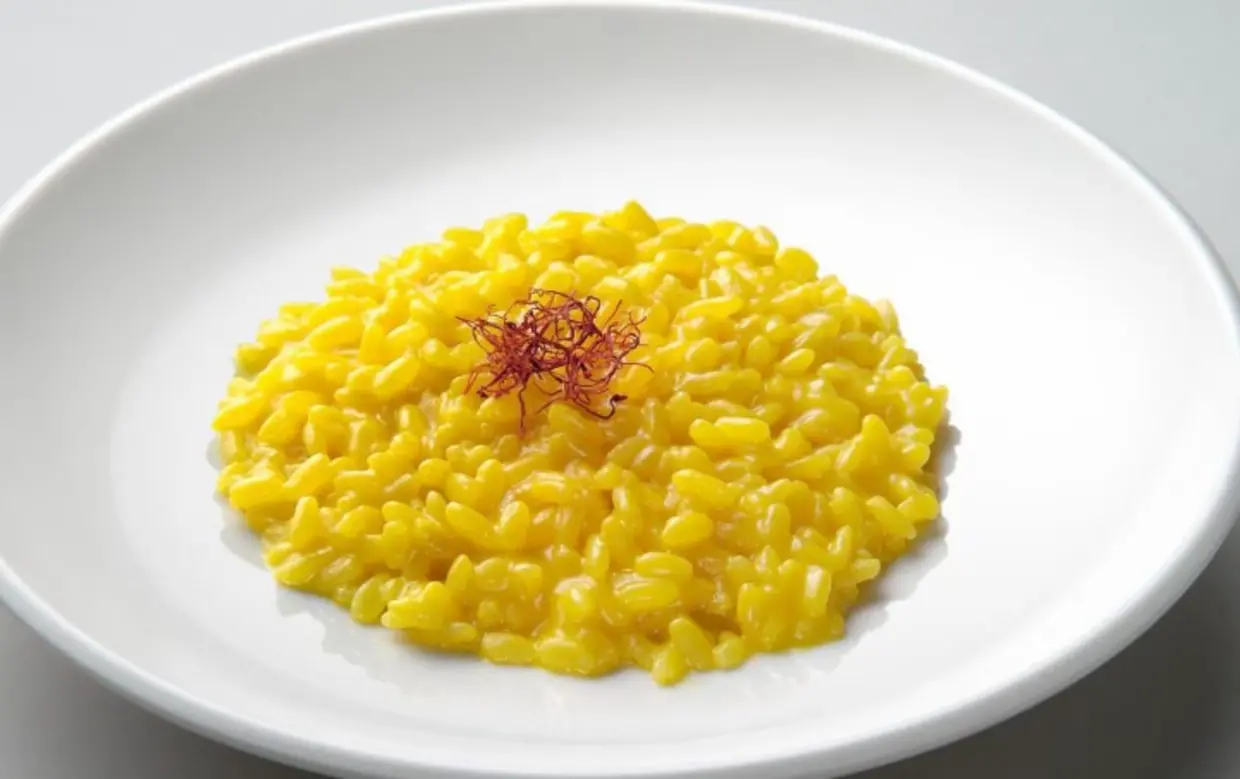 LA RICETTA DEL GIORNO | Risotto allo zafferano: un piatto cremoso e profumato