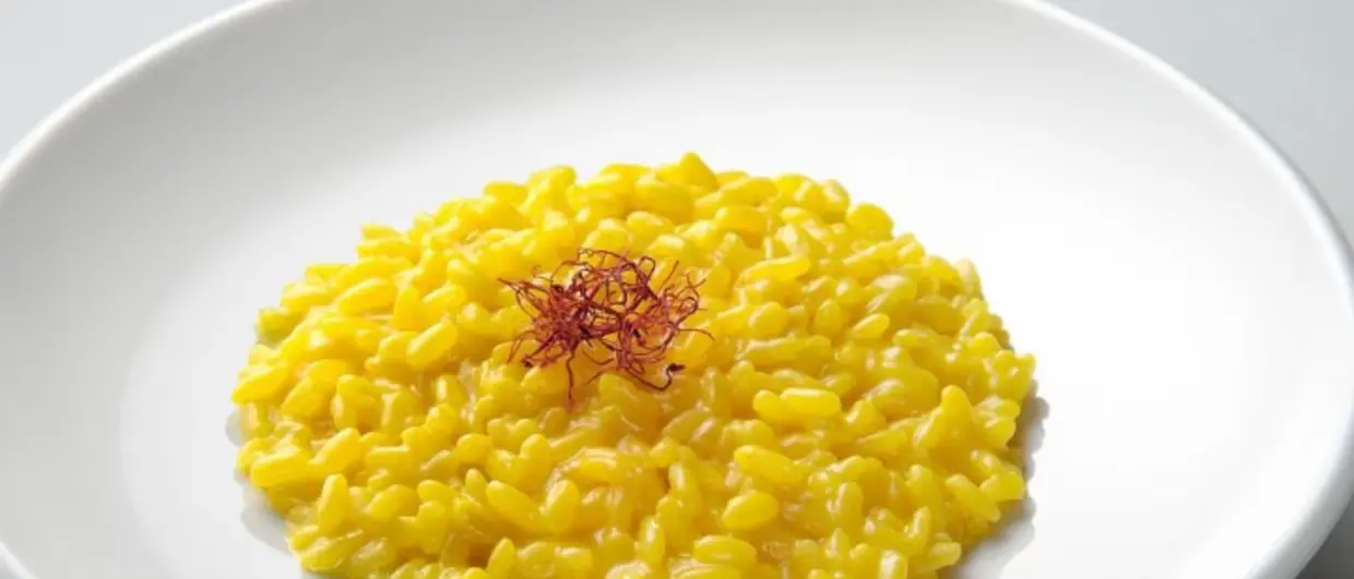 LA RICETTA DEL GIORNO | Risotto allo zafferano: un piatto cremoso e profumato