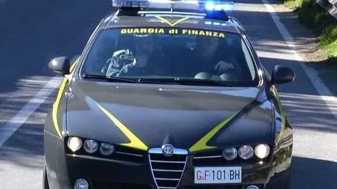Roma, 14 ott. (askanews) - La Guardia di Finanza di Gioia Tauro, in provincia di Reggio Calabria ha scoperte numerose truffe ai danni del servizio sanitario nazionale. In particolare sono stati accertati casi in cui \\u00E8 stata prodotta un\\'autocertificazione non veritiera per beneficiare di esenzione sanitaria non dovuta. Complessivamente, tra il 2015 e il 2016, sono state accertate oltre 1.600 tra prestazioni sanitarie e cessioni di prodotti medicinali per i quali non sono stati pagati i ticket. Una trentina le persone che dovranno rispondere all\\'autorit\\u00E0 giudiziaria per il reato di truffa ai danni della Regione Calabria. Tra queste anche soggetti con redditi particolarmente elevati proprietari di immobili di pregio ed autovetture di lusso.