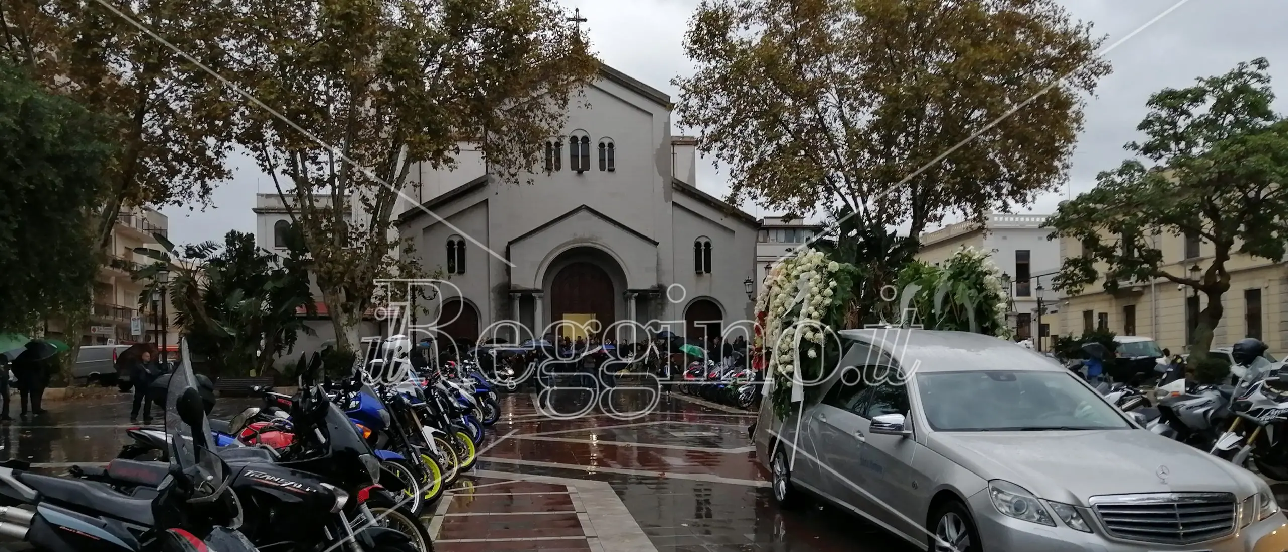 L'ultimo saluto di Reggio a Walter. «Veglierà e ci seguirà dal cielo»