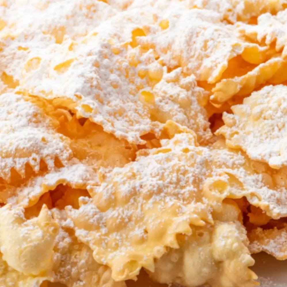 LA RICETTA DEL GIORNO | Chiacchiere di Carnevale: un dolce che unisce storia, sapore e allegria