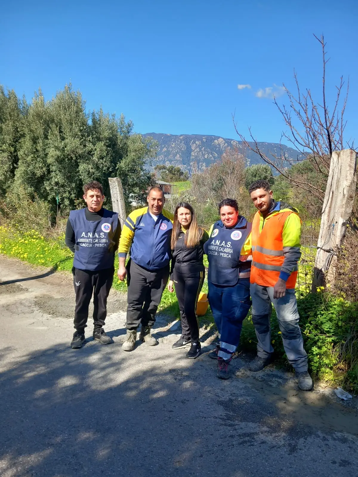 I volontari di Anas Calabria Caccia Pesca Ambiente ripuliscono la strada di contrada Senoli e Platì