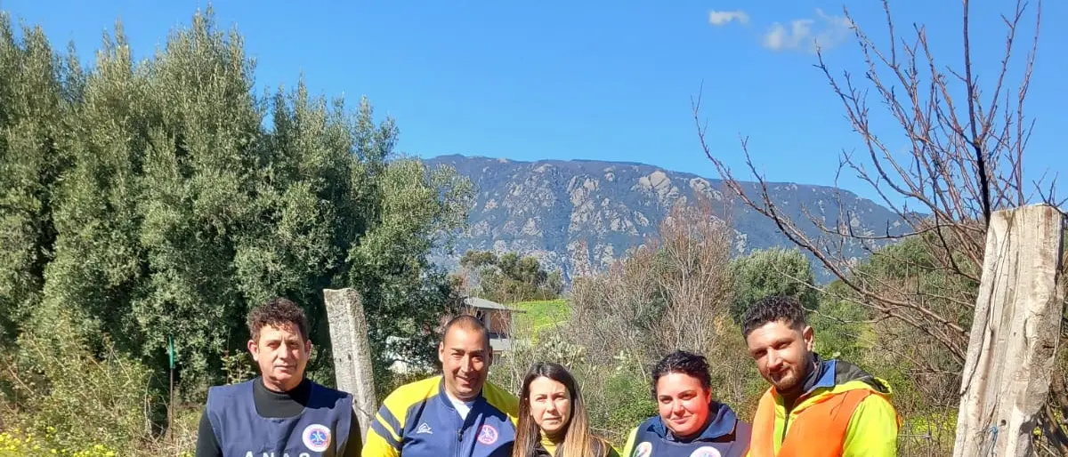 I volontari di Anas Calabria Caccia Pesca Ambiente ripuliscono la strada di contrada Senoli e Platì