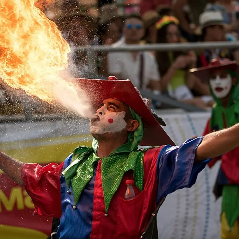 NON C’È NENTI | Giù la maschera, il Carnevale reggino accontenta grandi e piccini tra nostalgia anni ‘90, live music e dj set