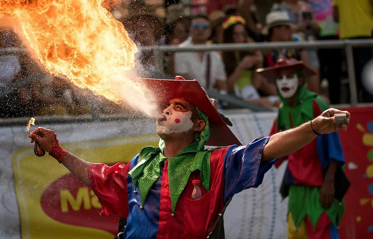 NON C’È NENTI | Giù la maschera, il Carnevale reggino accontenta grandi e piccini tra nostalgia anni ‘90, live music e dj set