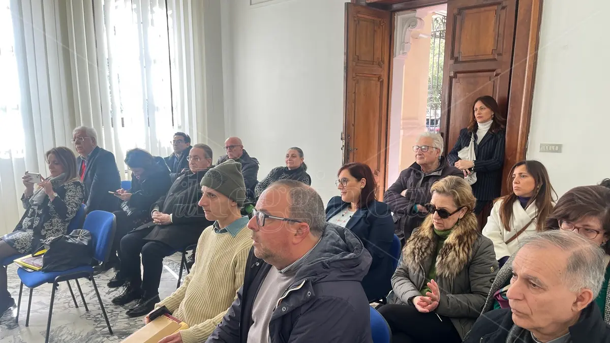 L\\u2019area espositiva della filiale di Poste Italiane torna, su impulso dell\\u2019associazione Anassilaos, ad essere anche presidio culturale aperto alle scuole e alla cittadinanza. Fino al 15 marzo visitabile la mostra dei documenti di indizione. E intanto anche la nostra arcidiocesi in preghiera per la salute del Santo Padre