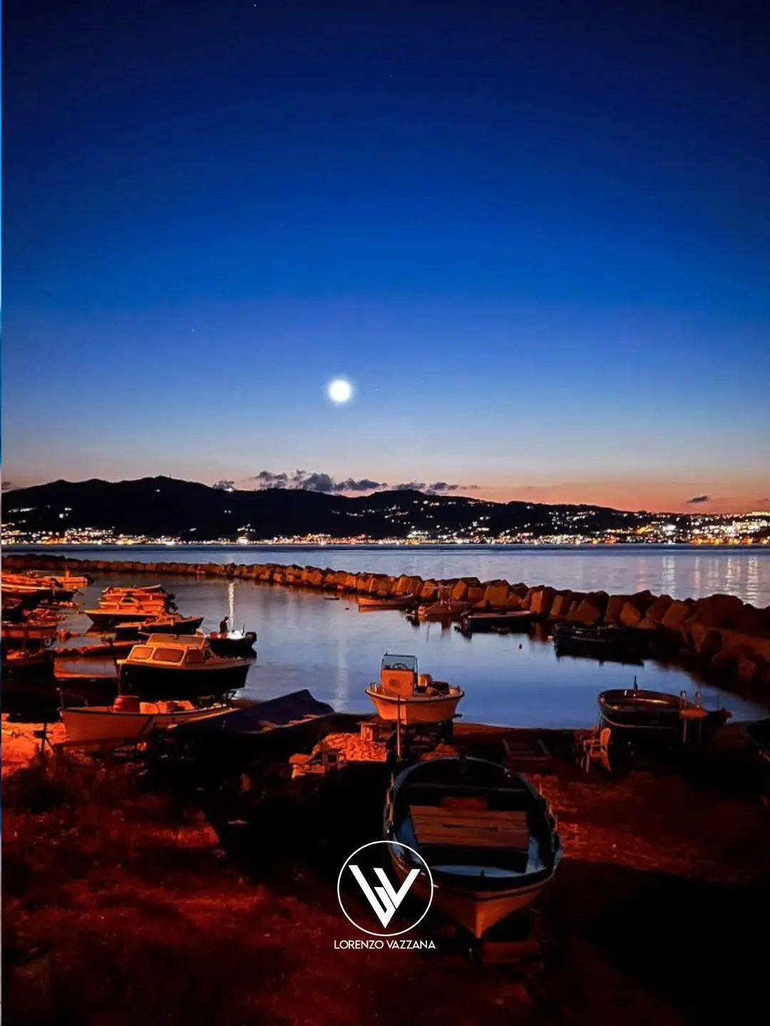 LA FOTO DEL GIORNO | La luna, la notte, il tramonto che abbraccia il mare