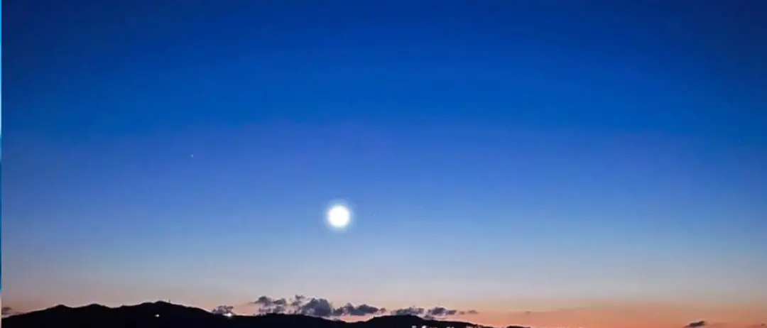 LA FOTO DEL GIORNO | La luna, la notte, il tramonto che abbraccia il mare