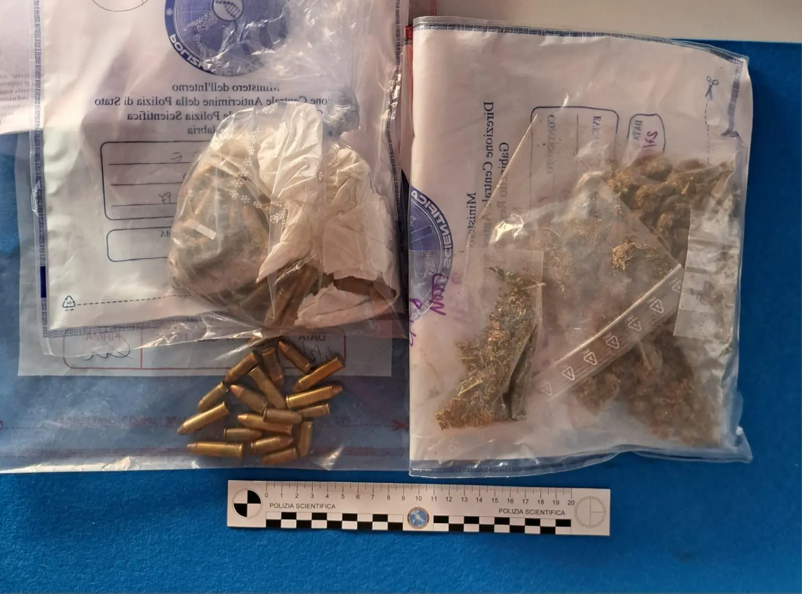 Montebello Jonico, deteneva in casa armi clandestine, munizioni e droga: arrestato