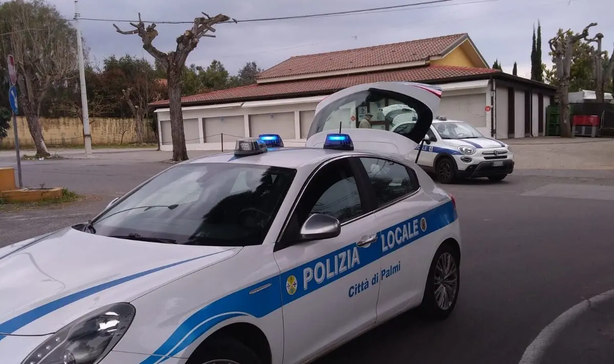 Palmi, beccato alla guida con patente revocata dal 2008 e senza assicurazione e revisione: denunciato