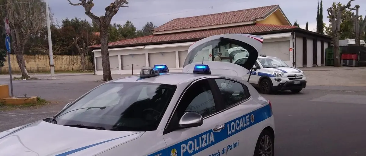 Palmi, beccato alla guida con patente revocata dal 2008 e senza assicurazione e revisione: denunciato