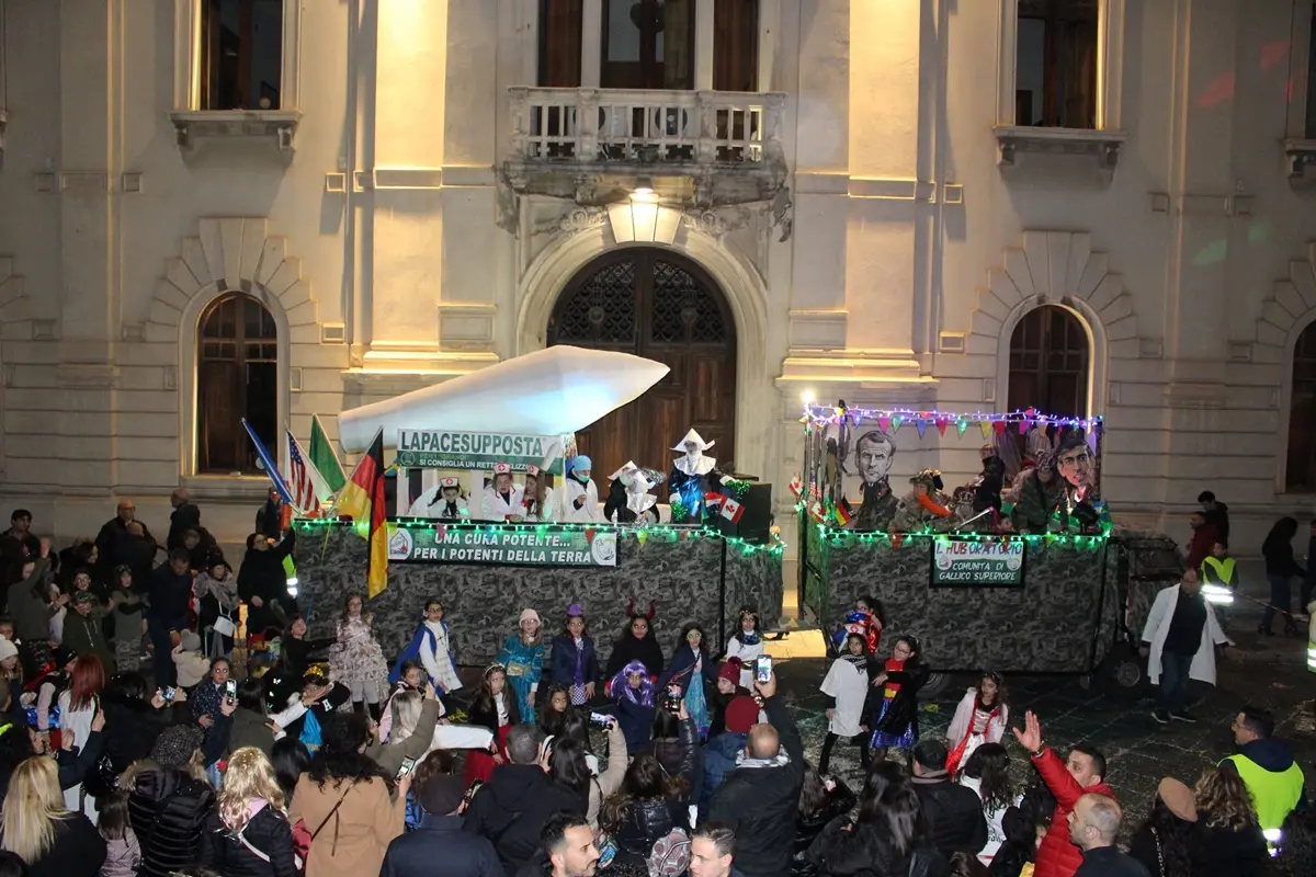 Reggio, Gallico festeggia il Carnevale con ironia: «Dalla Magna Grecia… al magna magna! Cos’è successo?»