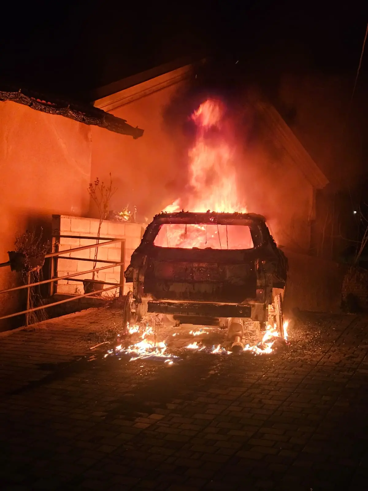 Santo Stefano in Aspromonte: incendiata l’auto di Don Vincenzo Attisano | FOTO