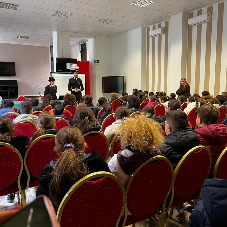 Reggio, carabinieri alla scuola Carducci per parlare di legalità, bullismo e cyberbullismo